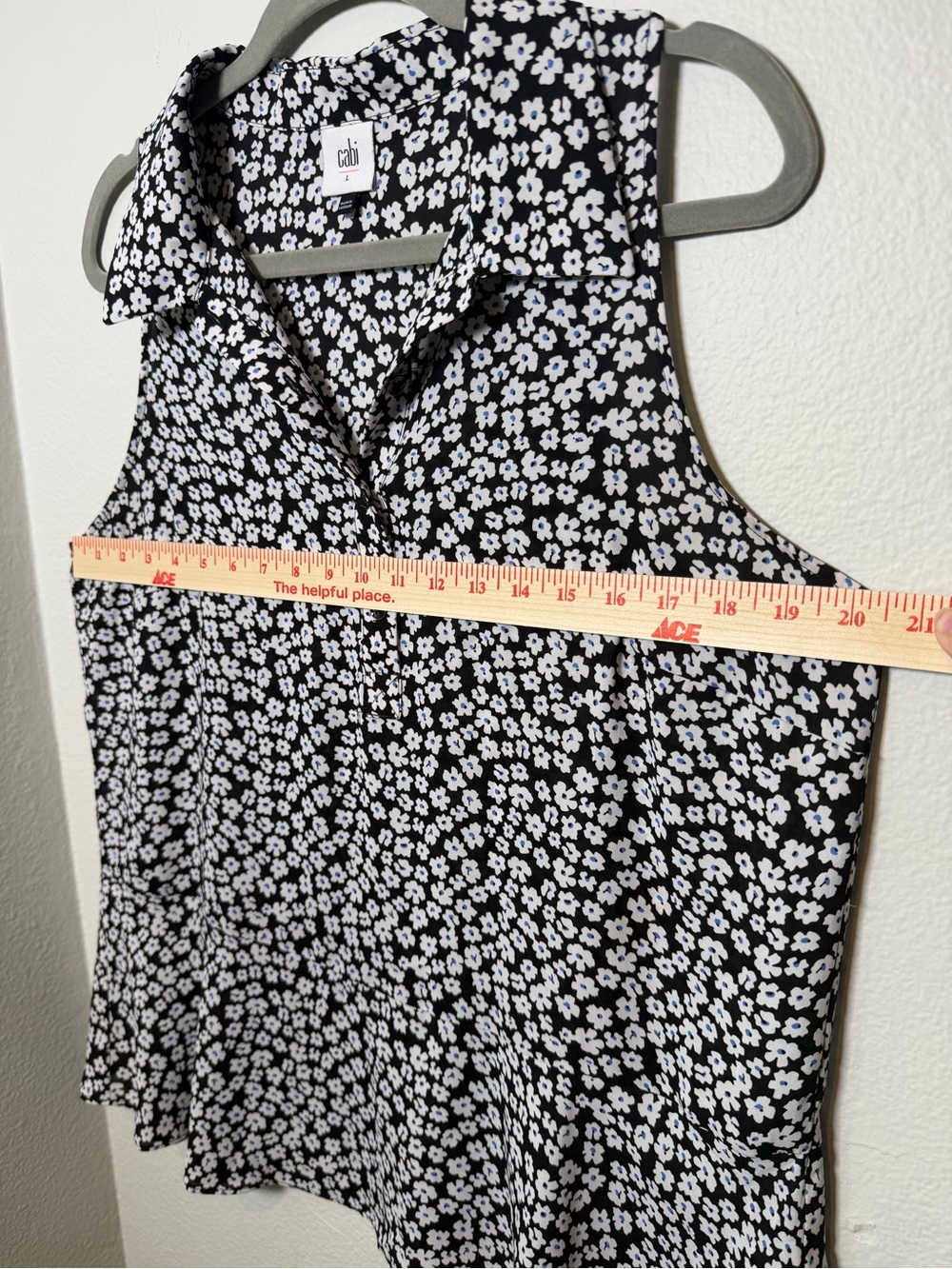 CAbi Floral Sleeveless Button Up Befriend Blouse Size L - Picture 9 of 10